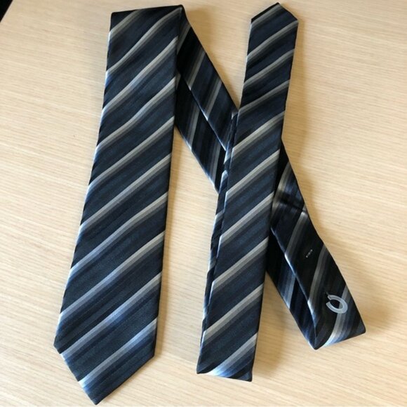 💕2/$30 💕Kenneth Cole Reaction 100% Silk Blues Striped Tie - Picture 1 of 4